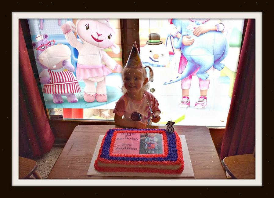 Udstoppede dyr på slæb er gæsterne klar til noget Doc McStuffins rollespil