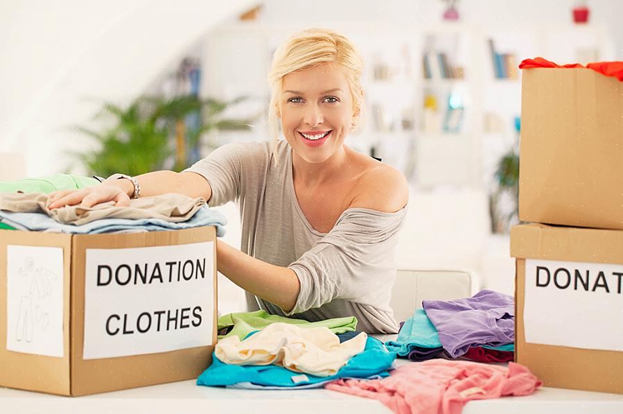 Mens andre bare tømmer deres skabe for at donere tøj